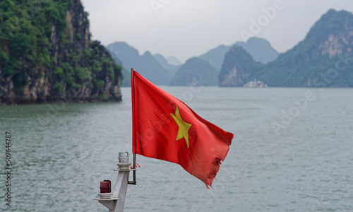 Fototapeta Naklejka Na Ścianę i Meble -  Croisière en baie d'Along et drapeau du Vietnam