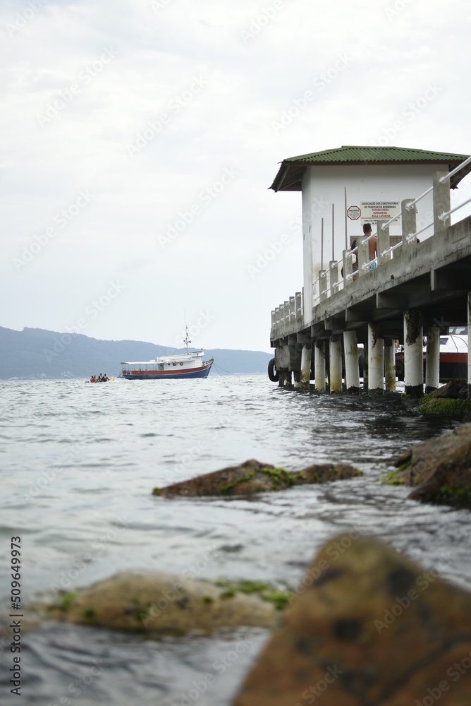 Obraz premium bridge over the sea in brasil 
