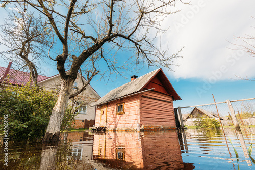 Fotografia Sauna bath building In Water During Spring Flood floodwaters during natural disaster