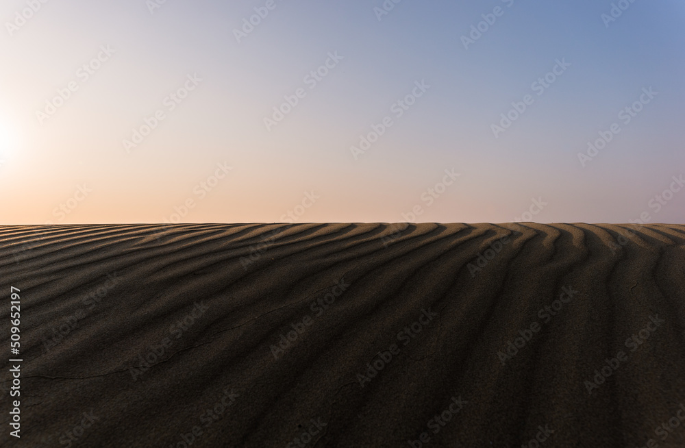 Naklejka premium 砂丘とスカイライン
