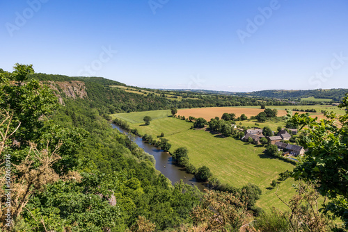 Canoë-kayak naviguant sur l'Orne à Clécy depuis les falaises