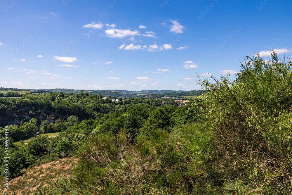 Paysage de la Suisse normande depuis les Rochers des Parc à Clécy par un jour de printemps Paysage de la Suisse normande depuis les Rochers des Parc à Clécy par un jour de printemps