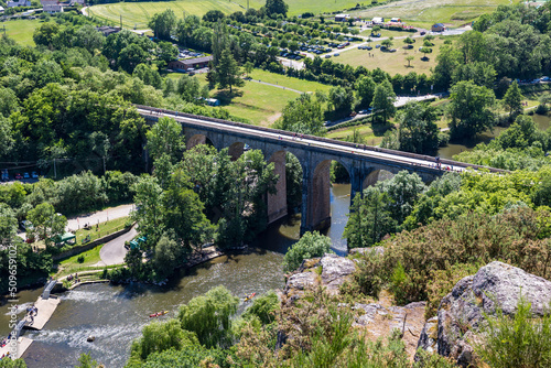 Vue sur le Viaduc de Clécy depuis les falaises, au bord de l'Orne