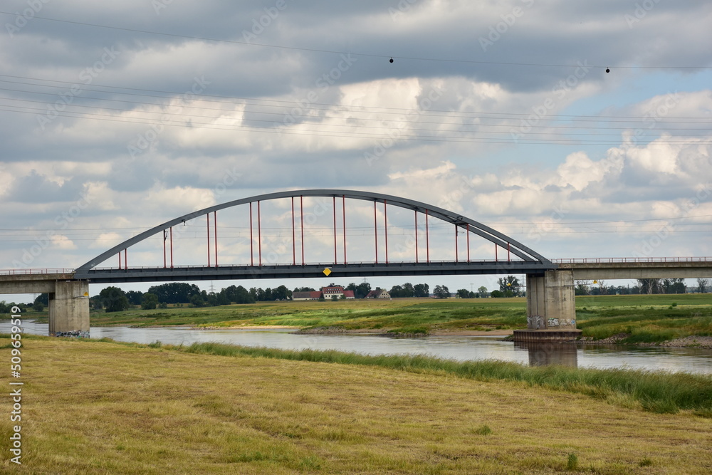 Bridge - Brücke üder den Fluß