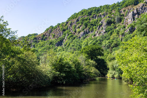 Cano  -kayak naviguant sur l Orne    Cl  cy un jour ensoleill   de printemps