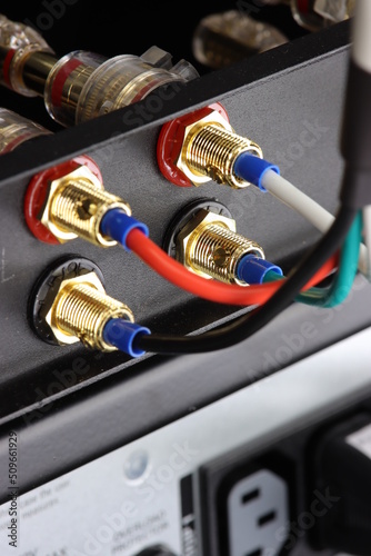 Connecting an audio amplifier using close-up connectors.