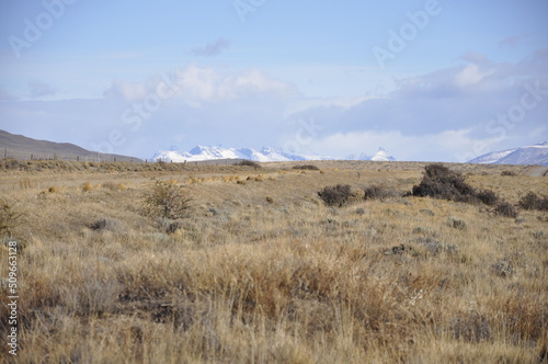 Chaînes de montagnes enneigées, steppe de Patagonie, Argentine