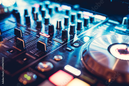Platines DJ mixe en soirée club  photo