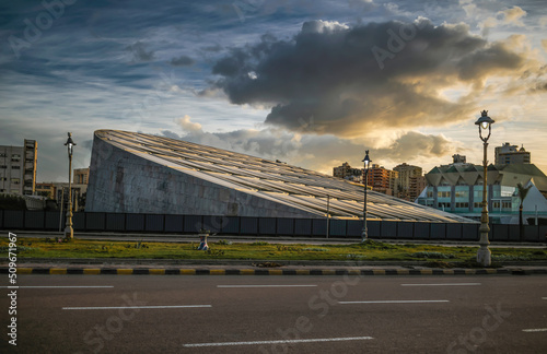 Foto Great sunset at Library of Alexandria street , Egypt