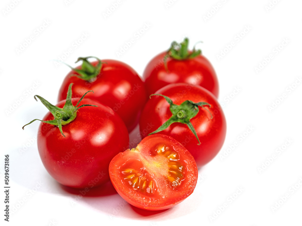 Strauchtomaten isoliert vor weißem Hintergrund Strauchtomaten isoliert vor weißem Hintergrund