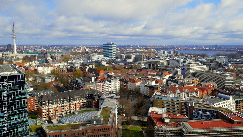 weiter Blick vom Kirchturm St. Michaelis (Michel) auf Hamburg