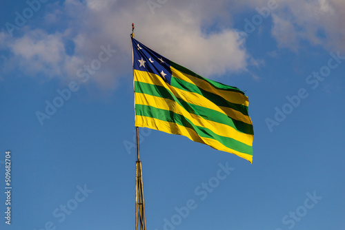 Uma bandeira do estado de Goiás balançando ao vento. photo
