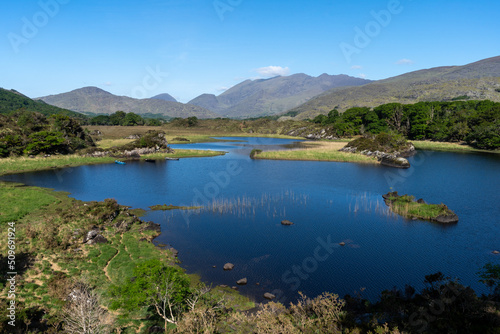 panorama sur un lac bleu  avec ses rives arbor  s au milieu de montagnes dans un parc national irlandais