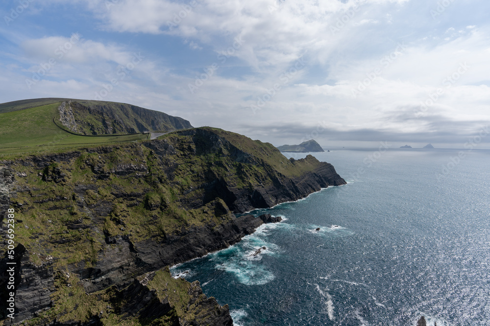 des hautes falaises vertes sur le littoral irlandais des hautes falaises vertes sur le littoral irlandais