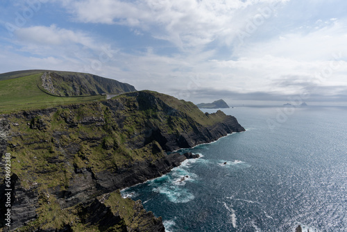 des hautes falaises vertes sur le littoral irlandais