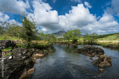 un paysage avec une large rivière sauvage au milieu de la nature irlandaise 