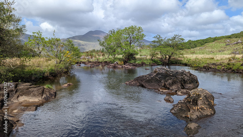 une rivi  re au sein d un paysage sauvage entre plaine et montagnes irlandaises