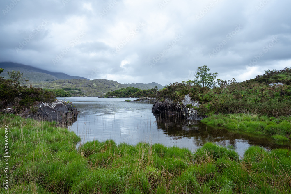 les rives d'un lac irlandais sous un ciel couvert les rives d'un lac irlandais sous un ciel couvert
