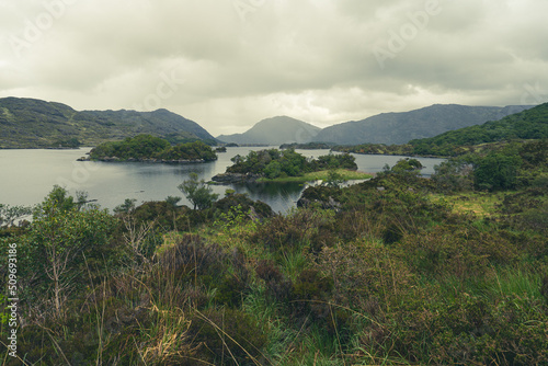 paysage dans un parc national irlandais avec lac et montagnes 