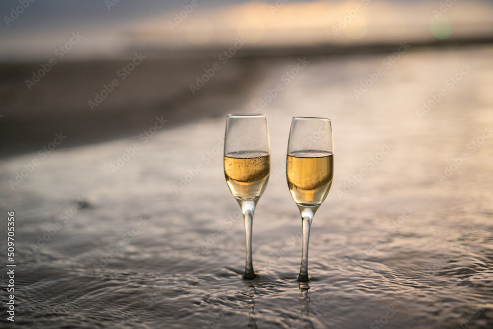 砂浜とワイングラス