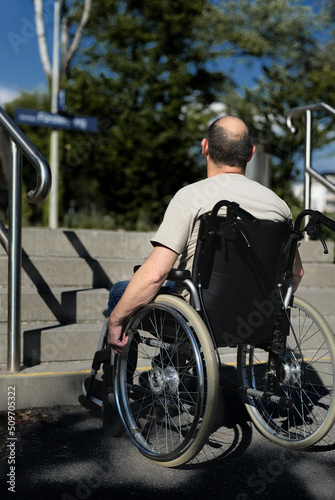 Rollstuhlfahrer mit Rollstuhl steht vor Treppe am Bahnsteig, Mobilität barrierefrei behindertengerecht Beeinträchtigung Inklusion