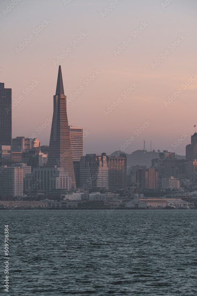 Obraz premium San Francisco skyline view at sunset