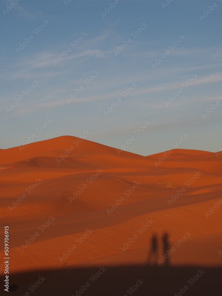 une grande dune au couché de soleil sur le désert du Sahara
