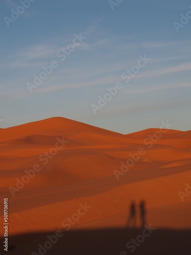 une grande dune au couché de soleil sur le désert du Sahara