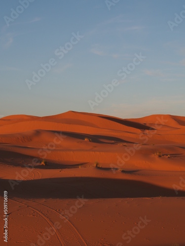 Dunes du désert du Sahara au couché de soleil 