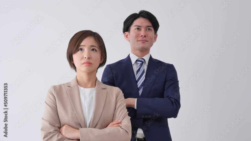白バックで腕組みするビジネスウーマンとビジネスマン 白バックで腕組みするビジネスウーマンとビジネスマン