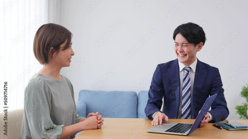 訪問営業するビジネスマン 訪問営業するビジネスマン