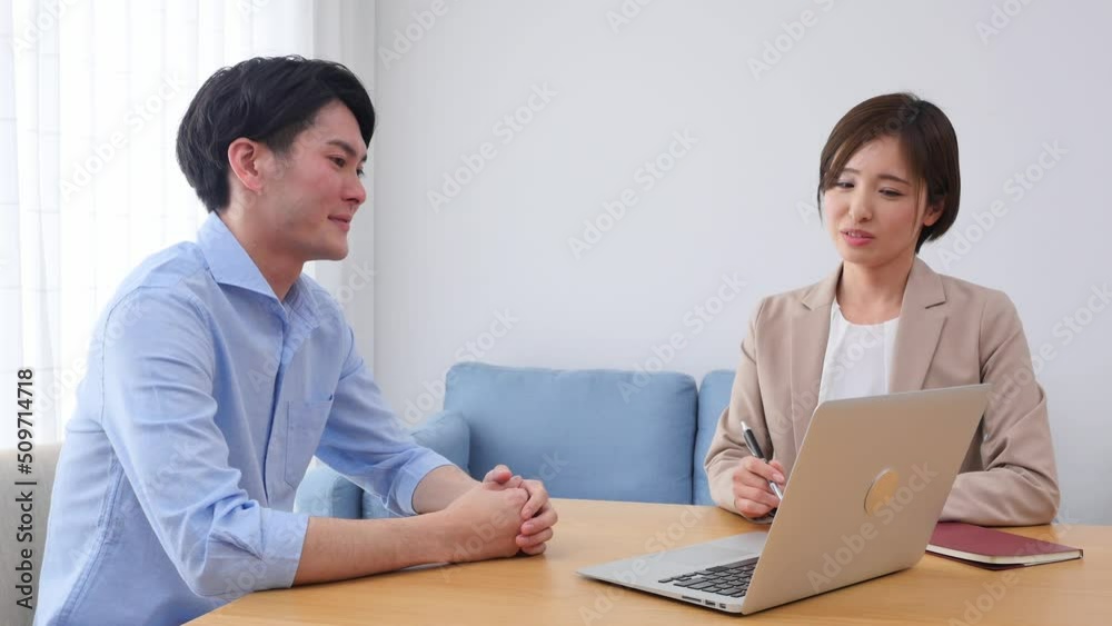 訪問営業するビジネスウーマン 訪問営業するビジネスウーマン