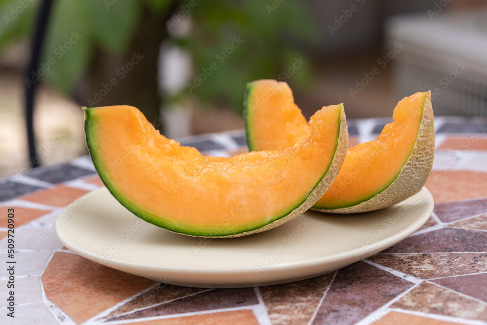 テラス席に置かれたカットメロン melon テラス席に置かれたカットメロン melon