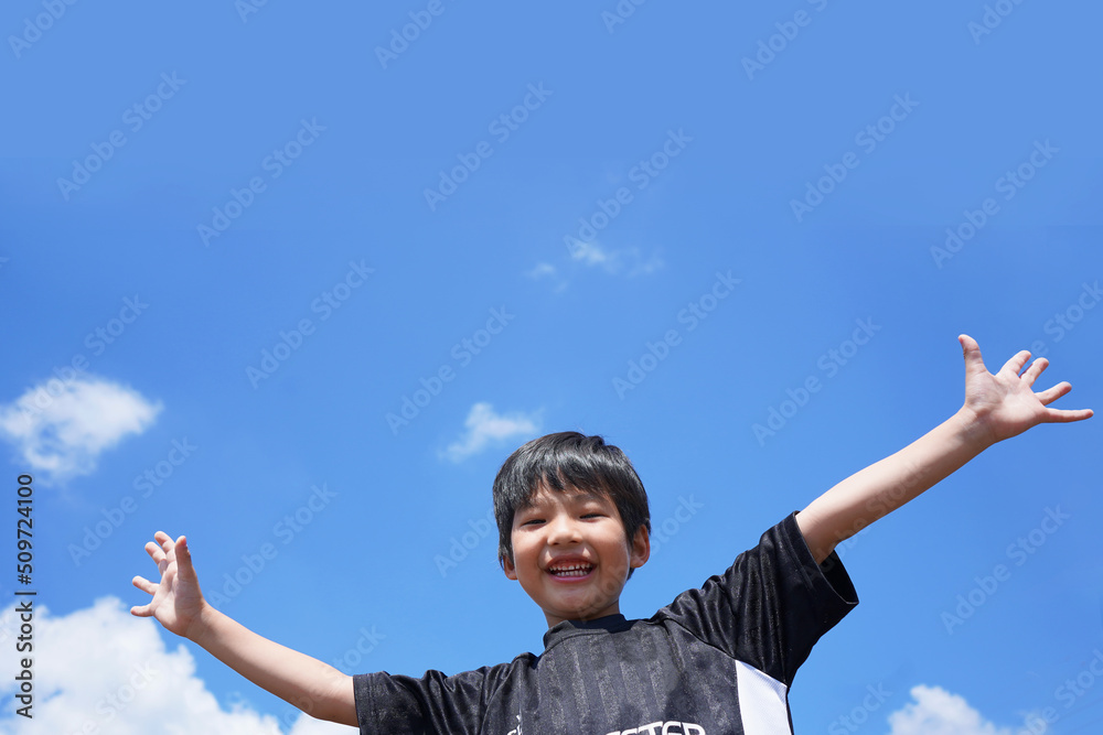 笑顔の子供と青空 笑顔の子供と青空