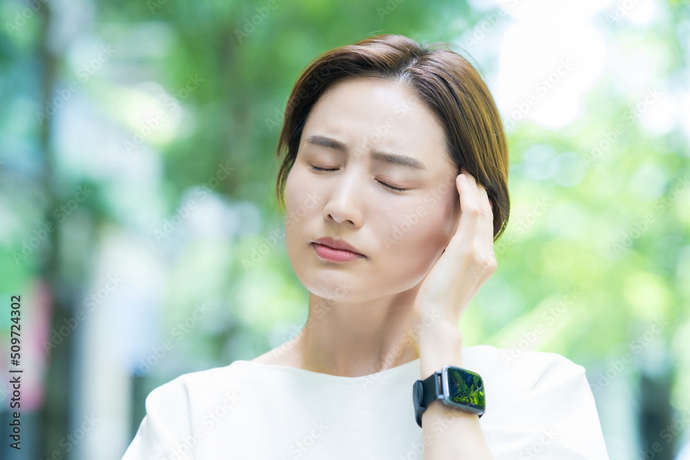 頭の痛みを気にする女性