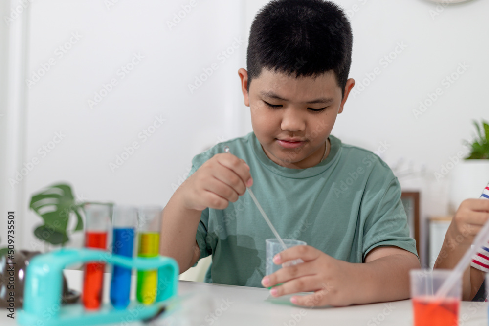 Asian Children enthusiastically watch chemistry experiments. Asian Children enthusiastically watch chemistry experiments.