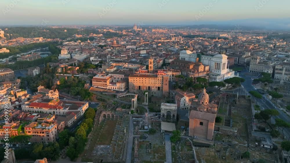 i resti dell' antica Roma, Italia.
Veduta aerea sul foro Romano all'alba di Roma. i resti dell' antica Roma, Italia.
Veduta aerea sul foro Romano all'alba di Roma.