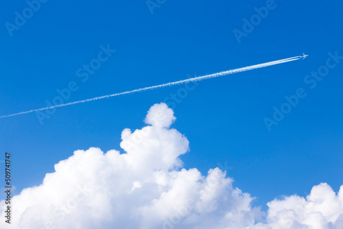 Fototapeta Naklejka Na Ścianę i Meble -  青空に飛行機雲