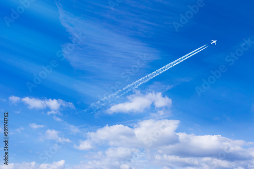 青空に飛行機雲 photo