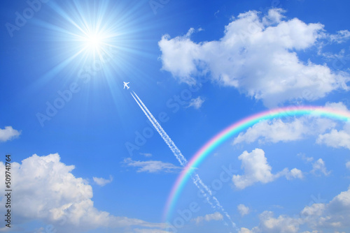 Obraz na płótnie 太陽と青空に飛行機雲