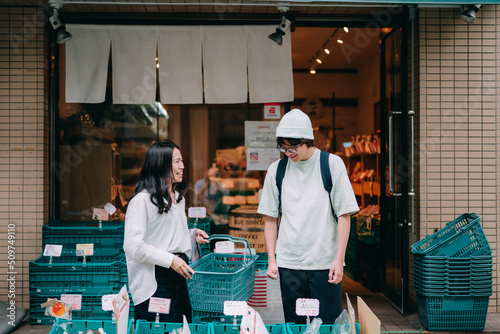 Foto 八百屋で買い物をする母親と少年