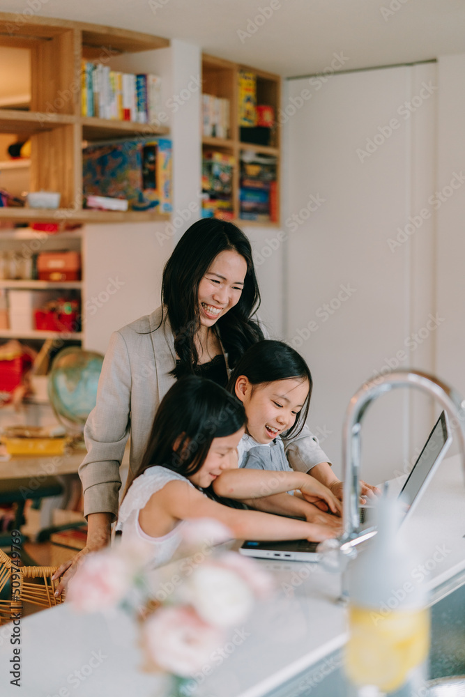 © Adobe Stock - 笑顔のワーキングマザーと娘たち