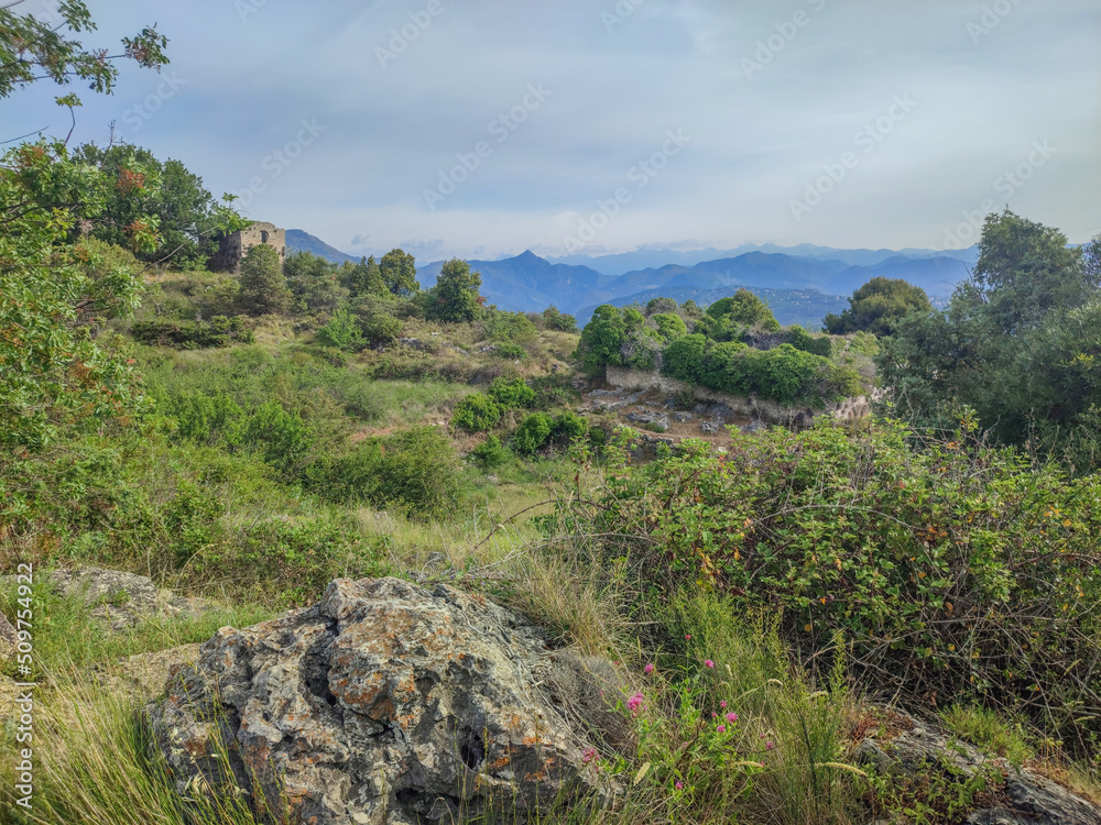 Paysage de montagne et de nature au Mont Macaron avec les ruines de Châteauneuf Villevieille  avec vue sur les sommets du Mercantour