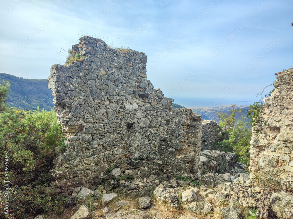 Paysage de montagne et de nature au Mont Macaron avec les ruines de Châteauneuf Villevieille  avec vue sur les sommets du Mercantour