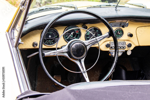Intérieur de voiture allemande cabriolet ancienne de collection © guitou60