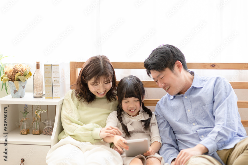 タブレットを見る家族 タブレットを見る家族