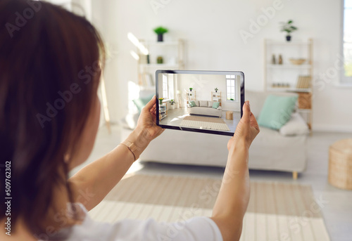 Foto Person who plans on selling house or big spacious studio apartment takes photo o