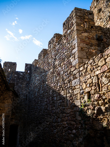 imagen des del interior de la muralla de piedra de Castillo de Requesens