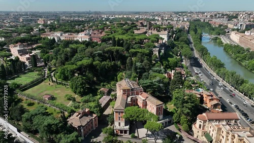 Il quartiere dell'Aventino a Roma, Italia.
Vista aerea panoramica sul colle dell'Aventino e il giardino degli aranci. photo