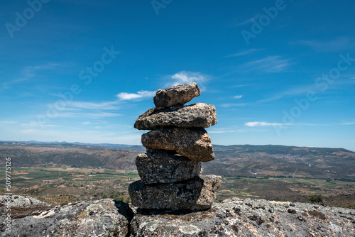 Pirâmide de pedras sobre algumas rochas junto ao baloiço do sobreiro em Castedo, Torre de Moncorvo
 photo